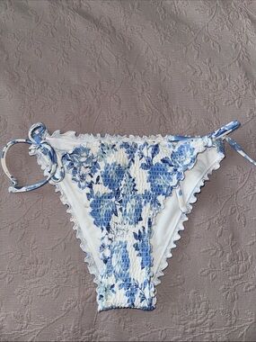Hollister womens blue white floral bikini bottom smocked lettuce edge size small